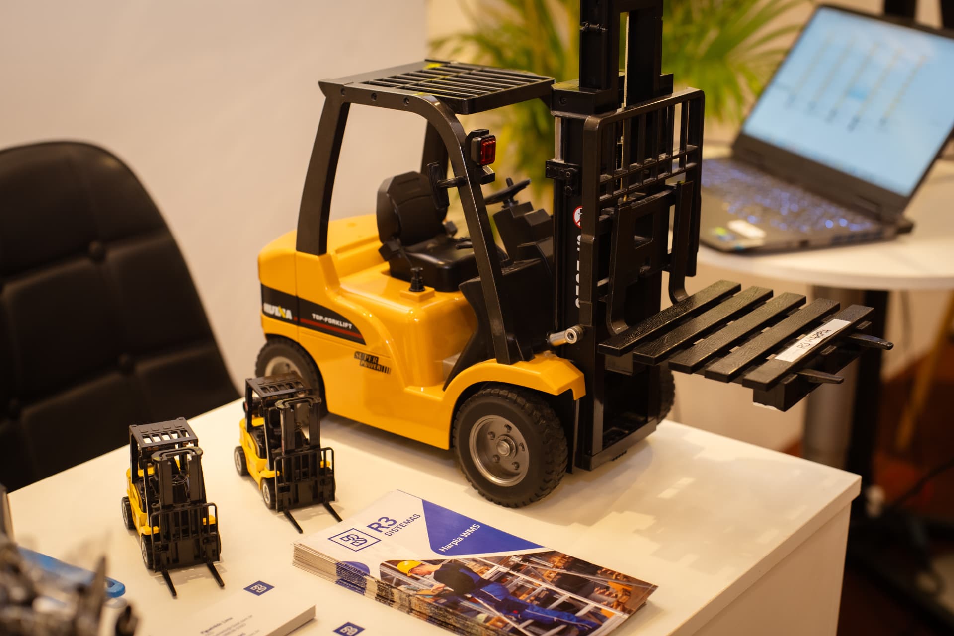 Maquete de empilhadeira e material de expositor de WMS