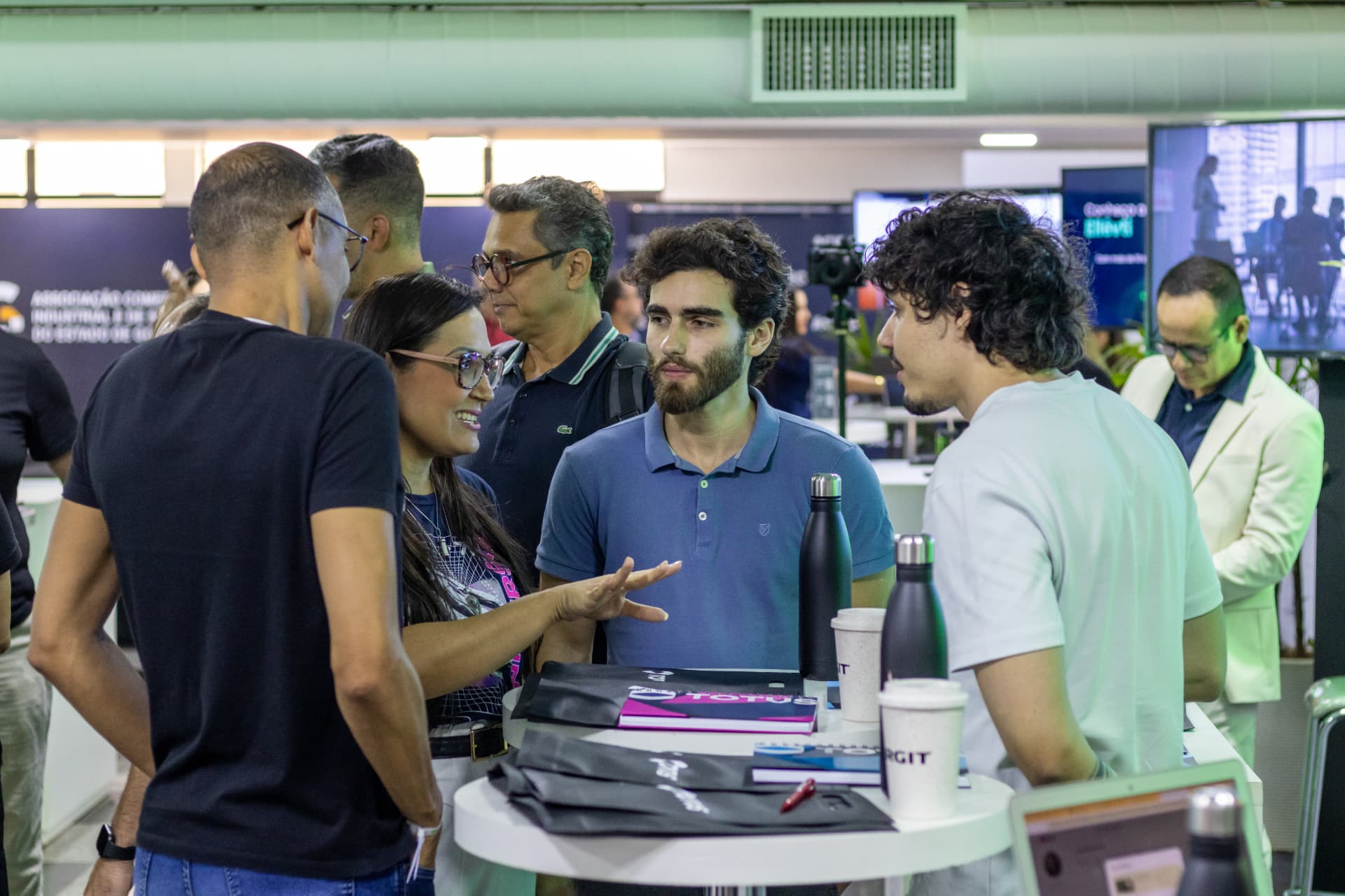 Grupo de profissionais em networking durante o Fórum TI NE