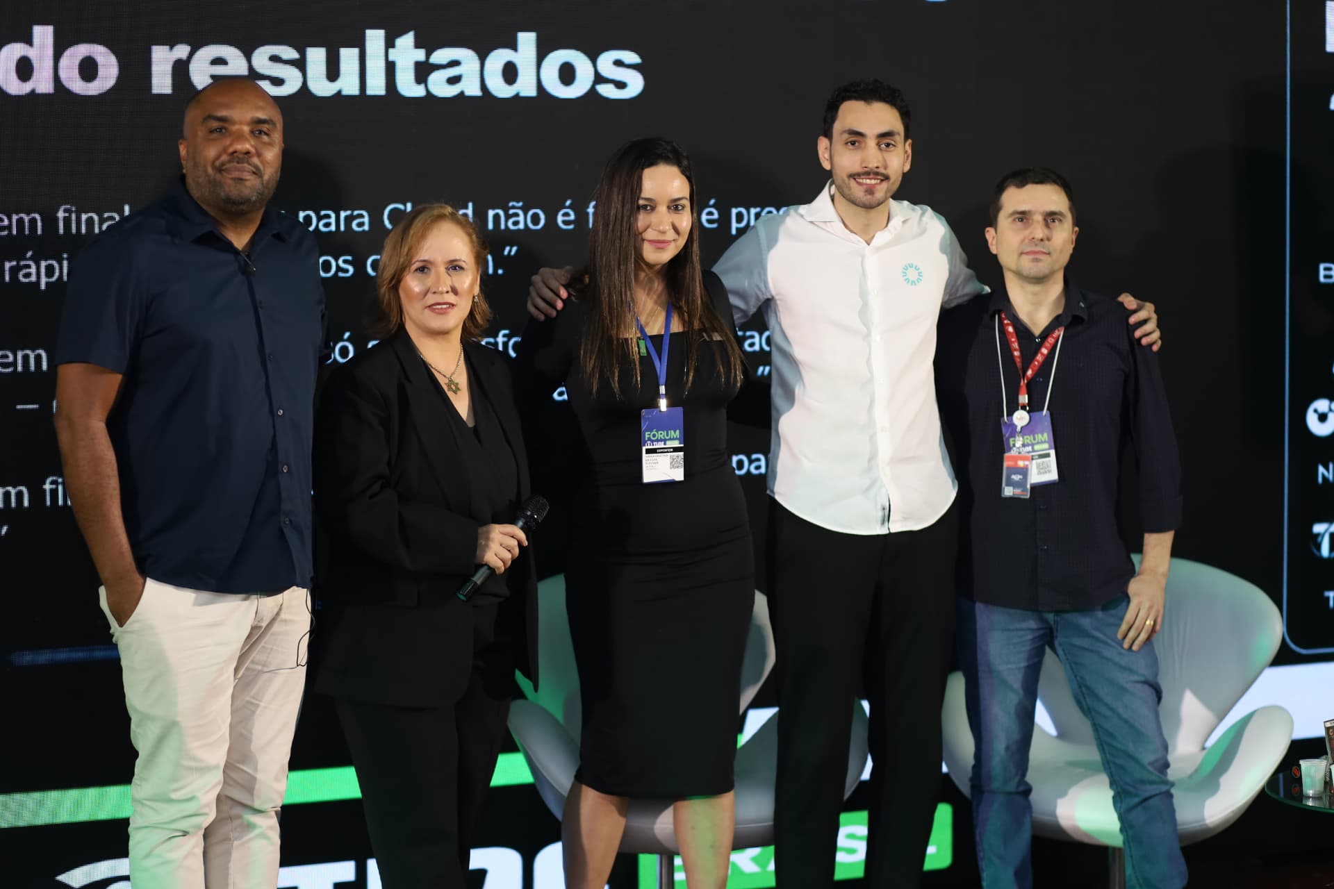 Executivos e líderes no palco do Fórum TINE Brasil