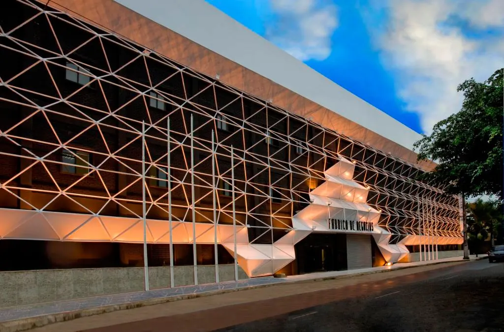 Fachada do Centro de Eventos Fábrica de Negócios, em Fortaleza