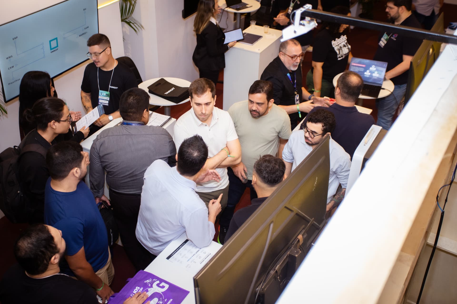 Vista superior do público reunido na área de exposição