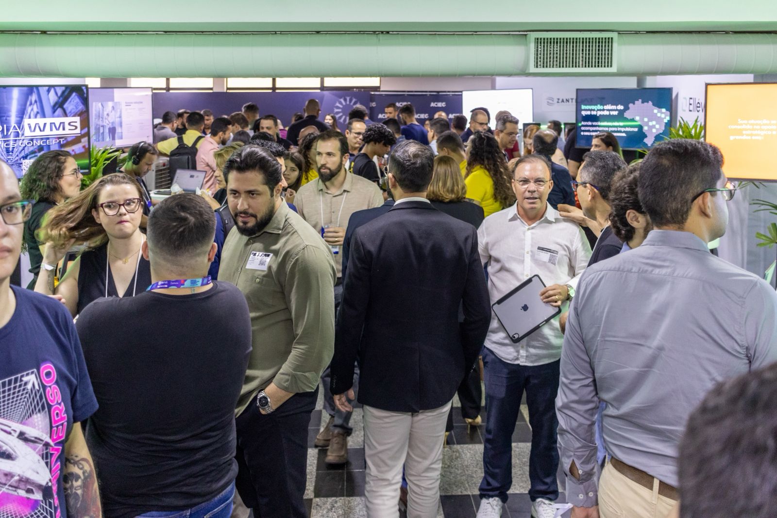Público circulando entre os estandes durante o Fórum TINE