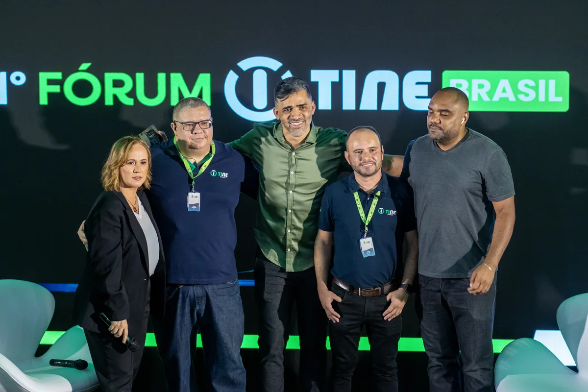 Elaine, Junin, Milton, Wellington e Mamede, equipe do Fórum TINE, diante do painel do evento